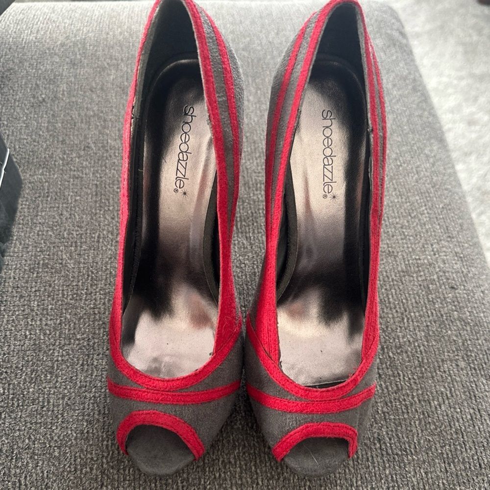 Shoedazzle High Heels Peep Tie Grey with Red Piping Size 7.5